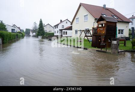 1. Juni 2024, Bayern, Dasing: Eine überflutete Straße im Zentrum von Dasing im schwäbischen Landkreis Aichach-Friedberg. Foto: Sven Hoppe/dpa Stockfoto