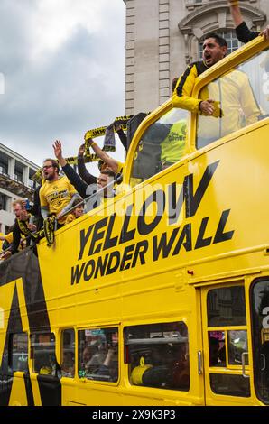 London, Großbritannien, 1. Juni 2024. Die Fans der Borussia Dortmund fahren vor dem UEFA Champions League Finale in London in einem Yellow Wonderwall Bus am Piccadilly Circus vorbei. Real Madrid spielt Dortmund im Champions-League-Finale am Abend des 1. Juni 2024 im Wembley-Stadion. (Tennessee Jones - Alamy Live News) Stockfoto