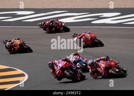 Mugello, Italien. Juni 2024. 01.06.2024, Autodromo Internazionale del Mugello, Mugello, MotoGP Grand Prix 2024, im Bild Enea Bastianini aus Italien, Ducati Lenovo Team stürzt im Kampf gegen Jorge Martin aus Spanien ab, Prima Pramac Racing Credit: dpa Picture Alliance/Alamy Live News Stockfoto