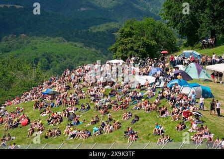 Mugello, Italien. Juni 2024. 01.06.2024, Autodromo Internazionale del Mugello, Mugello, MotoGP Grand Prix 2024 von Italien, im Bild steht der Zuschauer in Mugello. Quelle: dpa Picture Alliance/Alamy Live News Stockfoto