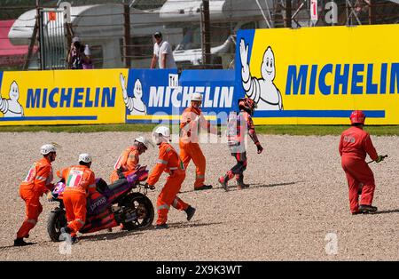 Mugello, Italien. Juni 2024. 01.06.2024, Autodromo Internazionale del Mugello, Mugello, MotoGP Grand Prix 2024, im Bild Jorge Martin aus Spanien, Prima Pramac Racing stürzt in der ersten Kurve ab und muss das Rennen abbrechen. Track Marshals holen das Motorrad zurück. Quelle: dpa Picture Alliance/Alamy Live News Stockfoto