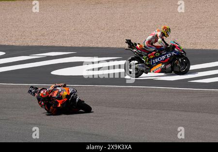 Mugello, Italien. Juni 2024. 01.06.2024, Autodromo Internazionale del Mugello, Mugello, MotoGP Grand Prix 2024, im Bild Pol Espargaro aus Spanien, Gasgas Factory Racing Tech 3, Joan mir aus Spanien, Repsol Honda Team fährt in das Kiesbett. Quelle: dpa Picture Alliance/Alamy Live News Stockfoto