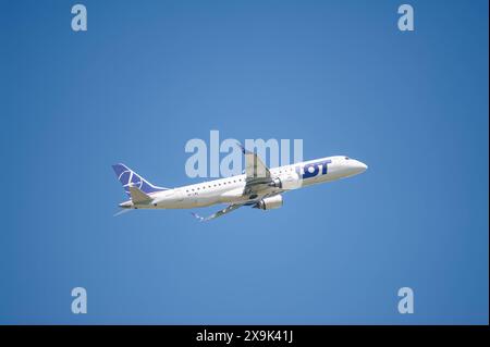 13.05.2024, Berlin, Deutschland, Europa - ein Passagierflugzeug vom Typ Embraer ERJ-190STD der LOT Polish Airlines mit der Registrierung SP-LMG beim Start vom Flughafen Berlin Brandenburg BER. LOT ist Mitglied der Star Alliance Luftfahrtallianz, einem internationalen Netzwerk von Fluggesellschaften. *** 13 05 2024, Berlin, Deutschland, Europa ein Embraer ERJ 190STD Passagierflugzeug der LOT Polish Airlines mit der Registrierung SP LMG Start vom Flughafen Berlin Brandenburg BER LOT ist Mitglied der Star Alliance Airline Alliance, einem internationalen Netz von Fluggesellschaften Stockfoto