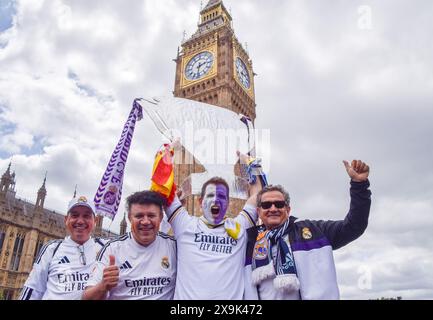 1. Juni 2024, London, England, UK: Die Fans von Real Madrid halten neben Big Ben eine große Papptrophäe vor dem Champions League-Finale im Wembley Stadium, als Borussia Dortmund gegen Real Madrid antritt. (Kreditbild: © Vuk Valcic/ZUMA Press Wire) NUR REDAKTIONELLE VERWENDUNG! Nicht für kommerzielle ZWECKE! Stockfoto