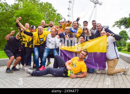 1. Juni 2024, London, England, UK: Die Fans von Real Madrid und Borussia Dortmund posieren gemeinsam für ein Foto neben dem London Eye vor dem Champions League-Finale im Wembley Stadium, als Borussia Dortmund gegen Real Madrid antritt. (Kreditbild: © Vuk Valcic/ZUMA Press Wire) NUR REDAKTIONELLE VERWENDUNG! Nicht für kommerzielle ZWECKE! Stockfoto