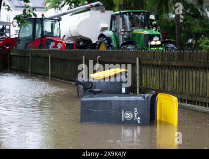 01. Juni 2024, Bayern, Dasing: Mülltonnen liegen im Hochwasser in Dasing im schwäbischen Landkreis Aichach-Friedberg. Foto: Sven Hoppe/dpa Stockfoto