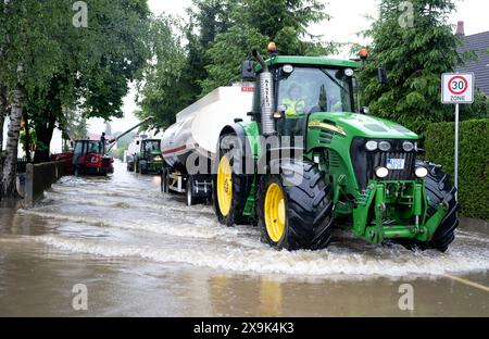 01. Juni 2024, Bayern, Dasing: Feuerwehrleute und Helfer pumpen bei der Überschwemmung in Dasing im schwäbischen Landkreis Aichach-Friedberg das Wasser von den Straßen in Tanker. Foto: Sven Hoppe/dpa Stockfoto