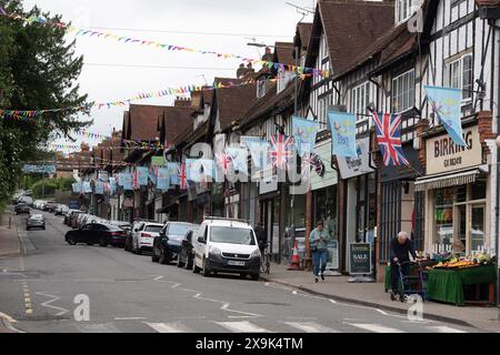 Chalfont St Peter, Buckinghamshire, Großbritannien. Juni 2024. Union Jack Flaggen im Dorf Chalfont St Peter, Buckinghamshire. Die Royal British Legion feiert am 5. Und 6. Juni 2024 das 80. D-D-Jubiläum in Großbritannien und der Normandie sowie Gemeindeveranstaltungen in ganz Großbritannien. Sie bitten Normandie-Veteranen, Familien der Gefallenen, Nachkommen der Normandie-Veteranen und die Öffentlichkeit, sich ihnen beim D-Tag 80 anzuschließen. Quelle: Maureen McLean/Alamy Live News Stockfoto