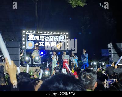 (240601) -- GUIYANG, 1. Juni 2024 (Xinhua) -- dieses Foto vom 24. Mai 2024 zeigt ein Konzert am Straßenrand im Wenchang Pavillon in Guiyang, südwestchinesischer Provinz Guizhou. PASSEND ZU „Feature: Roadside Concert in SW China bringt globale Jugend zusammen“ (Xinhua/Wu Si) Stockfoto