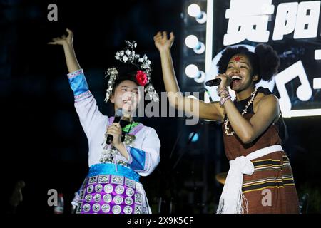 (240601) -- GUIYANG, 1. Juni 2024 (Xinhua) -- dieses Foto vom 24. Mai 2024 zeigt ein Konzert am Straßenrand im Wenchang Pavillon in Guiyang, südwestchinesischer Provinz Guizhou. PASSEND ZU „Feature: Roadside Concert in SW China bringt globale Jugend zusammen“ (Xinhua) Stockfoto