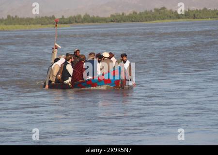 (240601) -- NANGARHAR, 1. Juni 2024 (Xinhua) -- Menschen suchen nach vermissten Personen in einem Fluss nach einem Bootsunfall im Bezirk Momand Dara, Provinz Nangarhar im Osten Afghanistans, 1. Juni 2024. Mindestens acht Menschen wurden getötet und fünf weitere vermisst, nachdem ein Boot mit 26 Menschen in einem Fluss in der Provinz Nangarhar im Osten Afghanistans gekentert war. (Foto: Aimal Zahir/Xinhua) Stockfoto