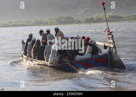 (240601) -- NANGARHAR, 1. Juni 2024 (Xinhua) -- Menschen suchen nach vermissten Personen in einem Fluss nach einem Bootsunfall im Bezirk Momand Dara, Provinz Nangarhar im Osten Afghanistans, 1. Juni 2024. Mindestens acht Menschen wurden getötet und fünf weitere vermisst, nachdem ein Boot mit 26 Menschen in einem Fluss in der Provinz Nangarhar im Osten Afghanistans gekentert war. (Foto: Aimal Zahir/Xinhua) Stockfoto