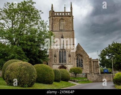 St Mary's Church Purton Wiltshire historische Steinkirche mit quadratischem Turm, umgeben von grünen Sträuchern unter bewölktem Himmel Stockfoto