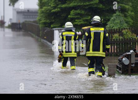 Dpatop - 01. Juni 2024, Bayern, Dasing: Feuerwehrleute gehen über eine überflutete Straße in Dasing im schwäbischen Stadtteil Aichach-Friedberg. Foto: Sven Hoppe/dpa Stockfoto