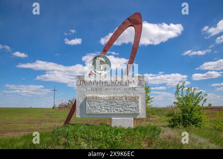 REGION SARATOW, RUSSLAND - 4. MAI 2024: Stele 'Gagarin-Feld'. Region Saratow, Russland Stockfoto