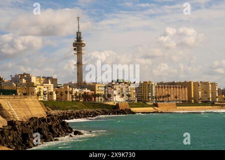 Malerische Panorama-Skyline von Cadiz, Spanien an sonnigen Tagen. Cádiz hat alte Steinmauern, wunderschöne Strände, eine Strandpromenade am Meer, Schlösser und Burgen. Stockfoto