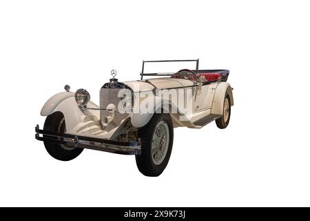 Mercedes Benz 26/120/180 PS Typ S Tourenwagen, (1928) isoliert. Mercedes Benz Museum, Mercedes-Benz World in Stuttgart, Baden-Württemberg, Deutschland, EU Stockfoto