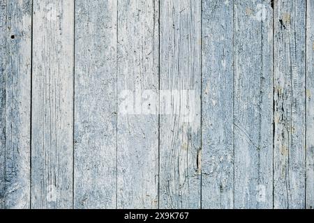 Holzhintergrund. Alter hellblauer Holzhintergrund aus dunklem Naturholz im Grunge-Stil. Draufsicht. Die natürliche rohe gehobelte Textur der Nadelkiefer. Co Stockfoto