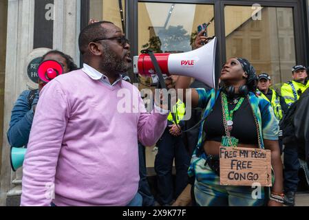 Regent Street, London, Großbritannien. Juni 2024. Demonstranten demonstrieren vor dem Apple Store in der Londoner Regent Street gegen den Kobaltabbau im Kongo, der angeblich Kinderarbeit ausnutzt und viele Todesopfer verursacht hat. Der Protest wurde von einer Gruppe namens Stand for Congo geführt. Die Polizei hat den Laden beschützt Stockfoto