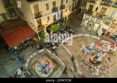 Valencia Panoramablick auf das Las Fallas Festival in Spanien. Menschenmassen auf der Plaza Lope de Vega, um die Cremà, die Verbrennung der fallas-Denkmäler, zu beobachten. Stockfoto