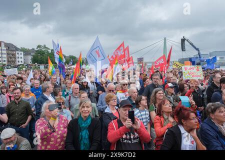 01.06.2024, Köln: Kundgebung in der Deutzer Werft unter dem Motto Arschhuh für Demokratie - Rechtsextremismus stoppen. Die Veranstaltung wird organisiert von den Aktionsbündnissen Köln stelllt sich quer , Arsch huh und Campact *** 01.06.2024, Köln: Rallye in der Deutzer Werft unter dem Motto Arschhuh for Democracy - stop rechtsextremismus Nordrhein-Westfalen Deutschland, Deutschland 20240601- DSF0386 Stockfoto