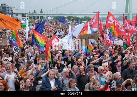 01.06.2024, Köln: Kundgebung in der Deutzer Werft unter dem Motto Arschhuh für Demokratie - Rechtsextremismus stoppen. Die Veranstaltung wird organisiert von den Aktionsbündnissen Köln stelllt sich quer , Arsch huh und Campact *** 01.06.2024, Köln: Rallye in der Deutzer Werft unter dem Motto Arschhuh for Democracy - stop rechtsextremismus Nordrhein-Westfalen Deutschland, Deutschland 20240601- DSF0450 Stockfoto