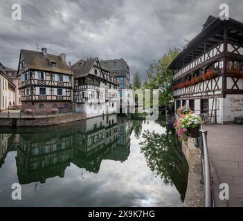 Straßburg, Frankreich - 06 28 2023: Straßburg Stadt: Blick auf die typischen bunten elsässischen Fassadengebäude im Viertel La Petite France entlang des Ill Rive Stockfoto