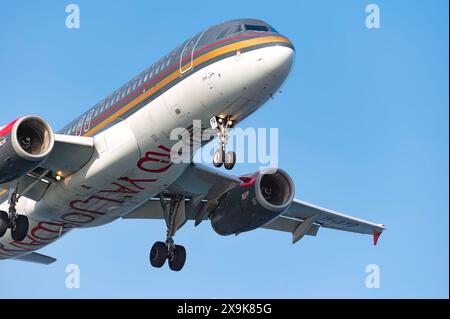 Larnaca, Zypern - 24. Mai 2024: Nahaufnahme eines Airbus A320-232 der Royal Jordanian Airlines mit abgesenktem Landegerät und klarem blauem Himmel Stockfoto