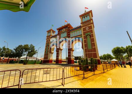Sevilla, Spanien Panoramablick auf die Stadt der jährlichen Aprilmesse (Feria de Abril de Sevilla) mit geschmücktem Haupttor, (Portada) und Festspielgelände. Stockfoto