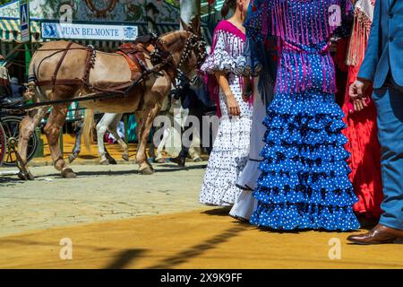 Sevilla April Fair, Feria de Abril, ein spanisches Kulturerbe-Festival voller Pferdekutschen, Flamenco-Kleider und Dekorationen. Spanien. Stockfoto