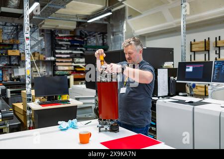 Wartungstechniker in einer Reparaturmaschine in einer Druckerei Stockfoto