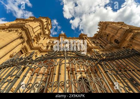 Kathedrale der Inkarnation von Málaga, Fassade der Kathedrale von Malaga mit eisernem Tor. Ein römisch-katholisches Kirchengebäude in Spanien. Keine Leute, sonniger Tag. Stockfoto