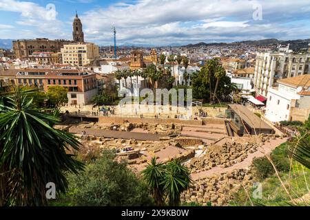 Panoramablick auf die Skyline von Malaga mit dem römischen Theater der römischen Ruinen von Málaga, der Kathedrale von Malaga, dem Marktplatz und den Gebäuden der Stadt an einem sonnigen Tag. Stockfoto