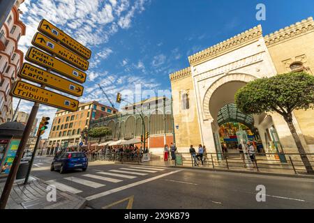 Málaga Stadtbild mit Mercado Central de Atarazanas, dem zentralen Lebensmittelmarkt und einer belebten Stadtstraße. Außenansicht der historischen Lebensmittelmarkthalle. Stockfoto