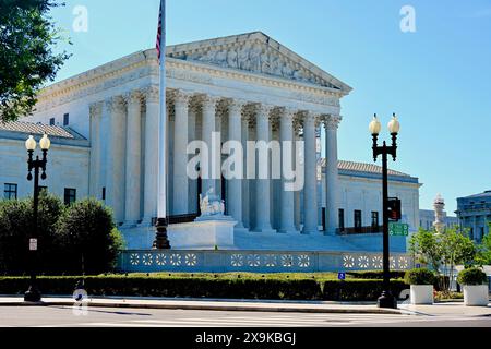 Washington, D.C., USA - 1. Juni 2024: Die Front des Gebäudes des Obersten Gerichtshofs der Vereinigten Staaten an einem ruhigen, sonnigen Morgen im Frühling. Stockfoto