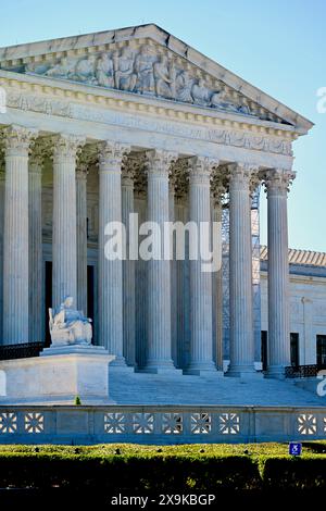 Washington, D.C., USA - 1. Juni 2024: Die Front des Gebäudes des Obersten Gerichtshofs der Vereinigten Staaten an einem ruhigen, sonnigen Morgen im Frühling. Stockfoto