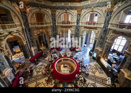 Wiener Kunsthistorisches Museum Café-Interieur, die große Kuppelhalle, die Kuppelhalle ist ein Café und Restaurant im berühmten Kunstmuseum in Österreich Stockfoto