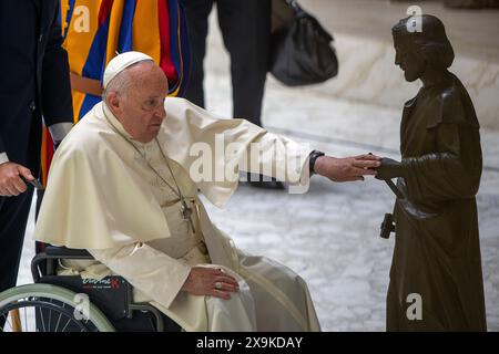 Vatikan, Vatikan. Juni 2024. Italien, Rom, Vatikan, 2024/6/1 Papst Franziskus berührt am Ende einer Audienz vor den christlichen Arbeiterverbänden Italiens (ACLI) am 1. Juni 2024 im Saal Paul VI. Im Vatikan. Foto von ALESSIA GIULIANI /Catholic Press Photo Credit: Independent Photo Agency/Alamy Live News Stockfoto