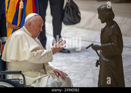 Vatikan, Vatikan. Juni 2024. Italien, Rom, Vatikan, 2024/6/1 Papst Franziskus berührt am Ende einer Audienz vor den christlichen Arbeiterverbänden Italiens (ACLI) am 1. Juni 2024 im Saal Paul VI. Im Vatikan. Foto von ALESSIA GIULIANI /Catholic Press Photo Credit: Independent Photo Agency/Alamy Live News Stockfoto