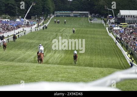 Epsom, Surrey, Großbritannien. Juni 2024. Pferde und Jockeys fahren zum Beginn des Betfred Derby, laufen über eine Meile und vier Furlongs auf der legendären Rennbahn Epsom Downs. Quelle: Motofoto/Alamy Live News Stockfoto