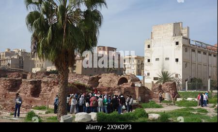 Das römische Theaterviertel KOM el Deka in Alexandria Ägypten. Muslime Studenten nehmen Unterricht auf dem Gebiet. Stockfoto