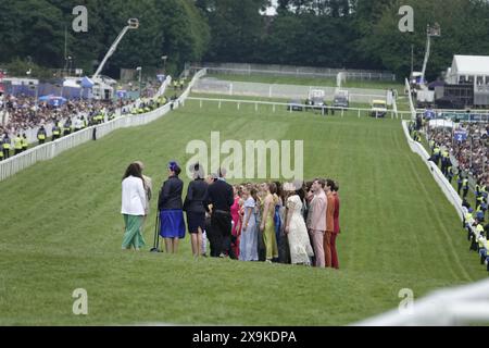 Epsom, Surrey, Großbritannien. Juni 2024. Der farbenfrohe Chor singt die Nationalhymne vor dem Start des Betfred Derby, läuft über eine Meile und vier Furlongs auf der legendären Rennbahn Epsom Downs. Quelle: Motofoto/Alamy Live News Stockfoto