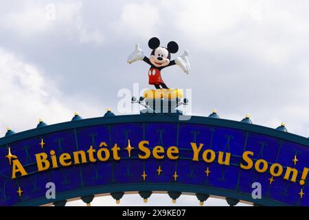 Ausfahrt Disneyland Paris. Disneyland Paris ist ein ikonischer Freizeitpark und Resort in der kleinen französischen Stadt Chessy. Stockfoto