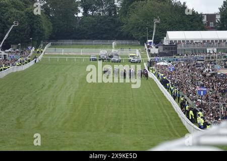 Epsom, Surrey, Großbritannien. Juni 2024. Das ganze Feld - minus einen Jockey, P. Dobbs, auf der Hauptgeraden am Betfred Derby, laufen über eine Meile und vier Furlongs auf der legendären Epsom Downs Rennbahn. Quelle: Motofoto/Alamy Live News Stockfoto