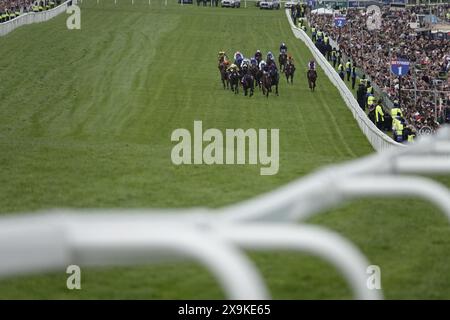Epsom, Surrey, Großbritannien. Juni 2024. Das ganze Feld - minus einen Jockey, P. Dobbs, auf der Hauptgeraden am Betfred Derby, laufen über eine Meile und vier Furlongs auf der legendären Epsom Downs Rennbahn. Quelle: Motofoto/Alamy Live News Stockfoto