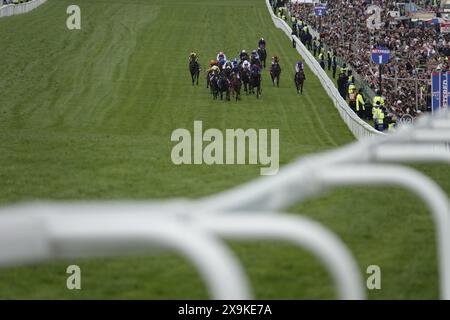 Epsom, Surrey, Großbritannien. Juni 2024. Das ganze Feld - minus einen Jockey, P. Dobbs, auf der Hauptgeraden am Betfred Derby, laufen über eine Meile und vier Furlongs auf der legendären Epsom Downs Rennbahn. Quelle: Motofoto/Alamy Live News Stockfoto