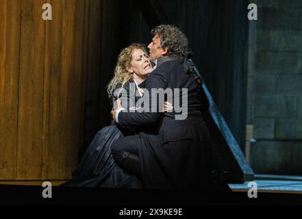 Sondra Radvanovsky (Maddalena di Coigny), Jonas Kaufmann (Andrea CHENIER) in ANDREA CHENIER an der Royal Opera, Covent Garden, London WC2 30/05/2024 Musik: Umberto Giordano Libretto: Luigi Illica Dirigent: Antonio Pappano Design: Robert Jones Kostüme: Jenny Tiramani Beleuchtung: Adam Silverman Original Choreographie & Bewegung: Andrew George Revival Choreograf: Agurtzane Arrien Originalregisseur: David McVicar Wiederbelebungsregisseur: Thomas Guthrie Stockfoto