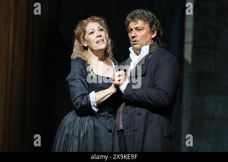 Sondra Radvanovsky (Maddalena di Coigny), Jonas Kaufmann (Andrea CHENIER) in ANDREA CHENIER an der Royal Opera, Covent Garden, London WC2 30/05/2024 Musik: Umberto Giordano Libretto: Luigi Illica Dirigent: Antonio Pappano Design: Robert Jones Kostüme: Jenny Tiramani Beleuchtung: Adam Silverman Original Choreographie & Bewegung: Andrew George Revival Choreograf: Agurtzane Arrien Originalregisseur: David McVicar Wiederbelebungsregisseur: Thomas Guthrie Stockfoto