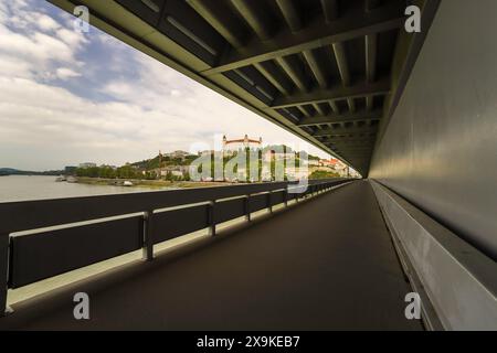 Schloss Bratislava in Bratislava, Slowakei vom Wanderweg auf der MOST SNP-Brücke, Novy Most, mit Blick auf die Donau. Das Schloss auf dem Hügel. Stockfoto