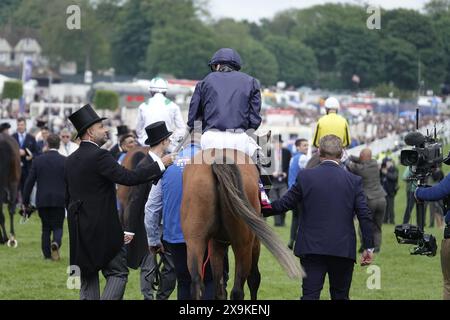 Epsom, Surrey, Großbritannien. Juni 2024. Der Kommentator Rishi Persad interviewt den Sieger Ryan Moore in der Stadt Troy nach dem Betfred Derby, der über eine Meile und vier Furlongs auf der legendären Rennbahn Epsom Downs gelaufen ist ITVÕs. Quelle: Motofoto/Alamy Live News Stockfoto